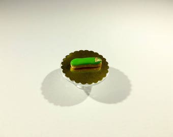 Éclair miniature glaçage vert et décor feuille d'or en pâte polymère