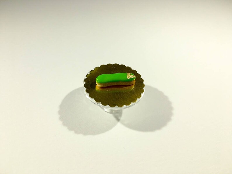 Éclair miniature glaçage vert et décor feuille d'or en pâte polymère image 1