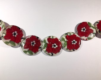 Lot de 4 perles plates et rondes en coquillage blanches impression coquelicots rouges diamètre 25 mm