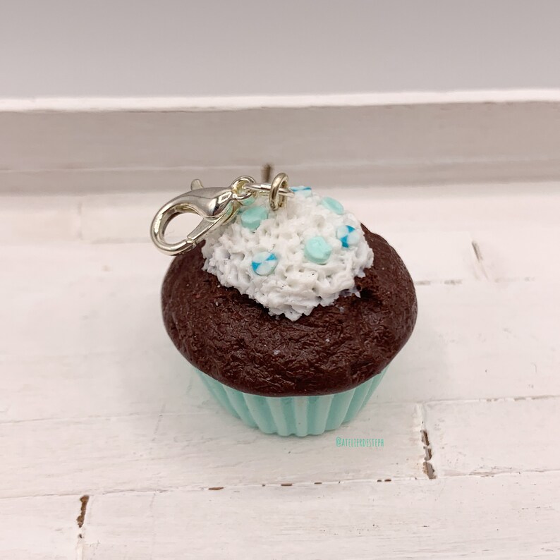 Pendentif ou charm cupcake vert menthe, décor chantilly pastilles vert menthe et turquoise en fimo, bijou gourmand image 2