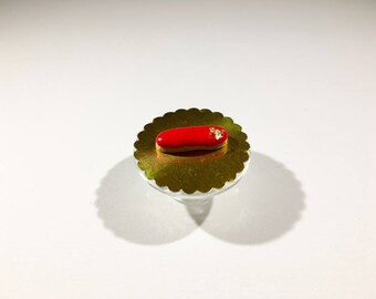 Éclair miniature glaçage rouge et décor feuille d'or en pâte polymère