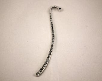 Decorated arabesque bookmark and scrolls in silver metal 8.5 cm long (B02449)