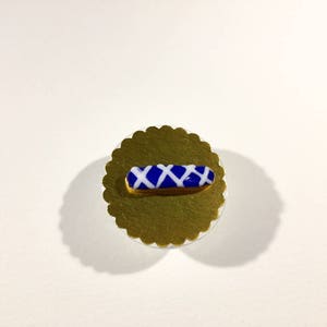Éclair miniature glaçage bleu foncé rayé blanc en pâte polymère image 2