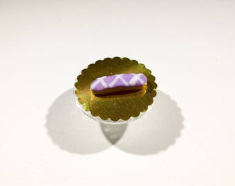 Éclair miniature glaçage violet rayé blanc en pâte polymère