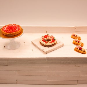 Fraisier chantilly vanille et fraises fraiches en couronne miniature en pâte polymère, miniature 1:12ème image 9