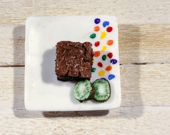 Brownie miniature en pate fimo, tranches de kiwis en fimo