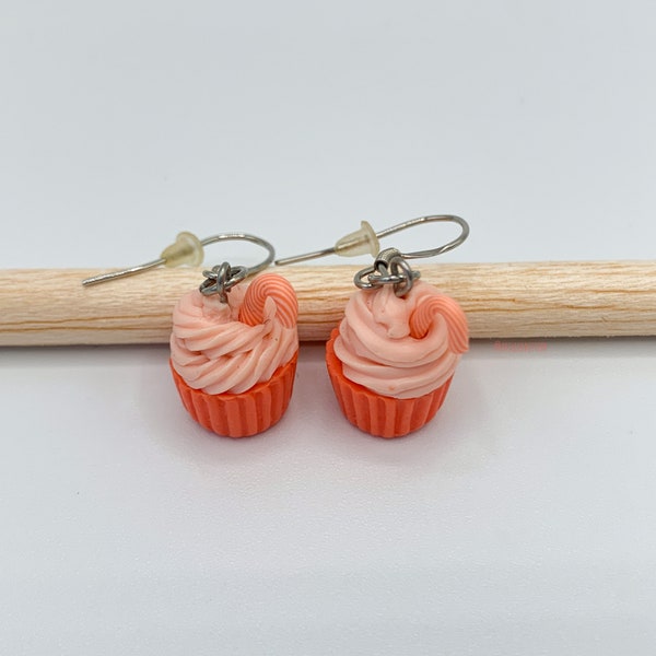 Boucles d'oreille pendantes cupcake chantilly petit sucre d'orge orange et saumon en fimo, crochets en acier inoxydable