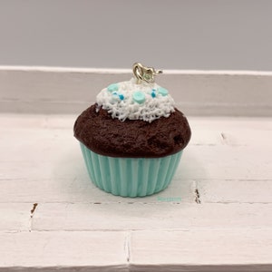 Pendentif ou charm cupcake vert menthe, décor chantilly pastilles vert menthe et turquoise en fimo, bijou gourmand image 1