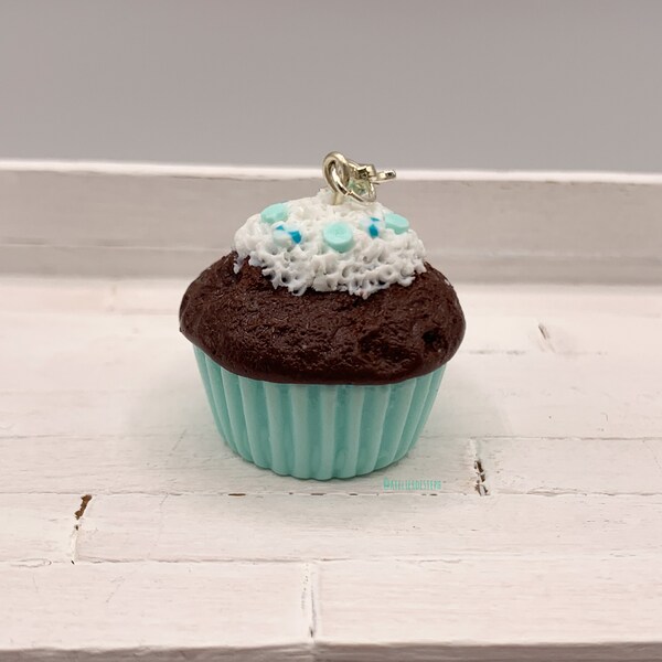 Pendentif ou charm cupcake vert menthe, décor chantilly pastilles vert menthe et turquoise en fimo, bijou gourmand