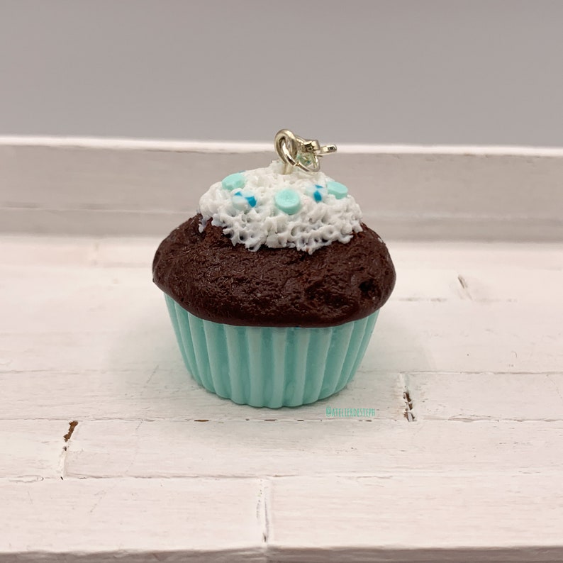 Pendentif ou charm cupcake vert menthe, décor chantilly pastilles vert menthe et turquoise en fimo, bijou gourmand image 1