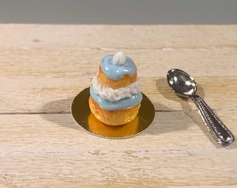 Religieuse miniature bleu ciel collerette chantilly en pâte polymère, miniature 1:12eme