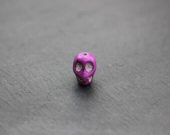 Perle tête de mort en magnésite couleur violette 12x18 mm
