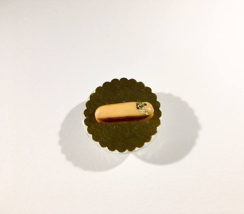 Éclair miniature glaçage orange pâle et décor feuille d'or en pâte polymère image 2