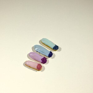 Éclair miniature glaçage bleu et décor microbilles bleues en pâte polymère image 3