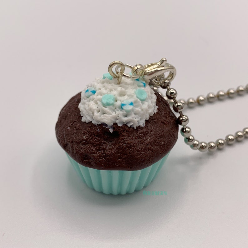 Pendentif ou charm cupcake vert menthe, décor chantilly pastilles vert menthe et turquoise en fimo, bijou gourmand image 8