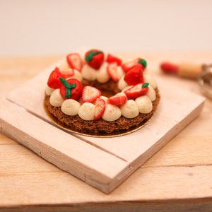 Fraisier chantilly vanille et fraises fraiches en couronne miniature en pâte polymère, miniature 1:12ème image 3