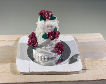 Wedding cake miniature en fimo, décor blanc roses rouges, miniature 1:12ème