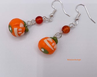 Boucles d’oreille pendantes citrouille d’Halloween en fimo, perle en verre craquelé orange et supports en métal argenté