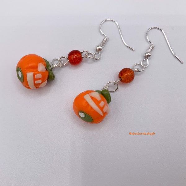 Boucles d’oreille pendantes citrouille d’Halloween en fimo, perle en verre craquelé orange et supports en métal argenté