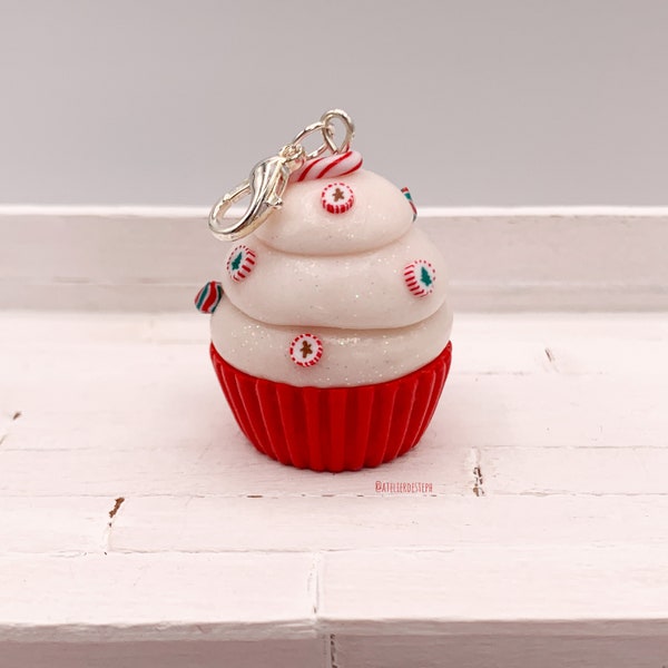 Pendentif ou charm cupcake de Noel rouge, décor chantilly et sucre d'orge rouge et blanc en fimo, bijou gourmand