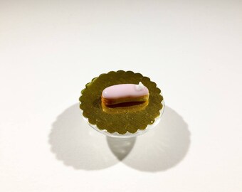 Éclair miniature glaçage rose pâle et décor chantilly en pâte polymère