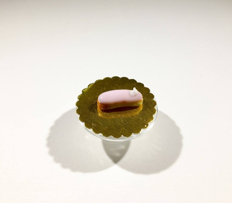 Éclair miniature glaçage rose pâle et décor chantilly en pâte polymère image 1
