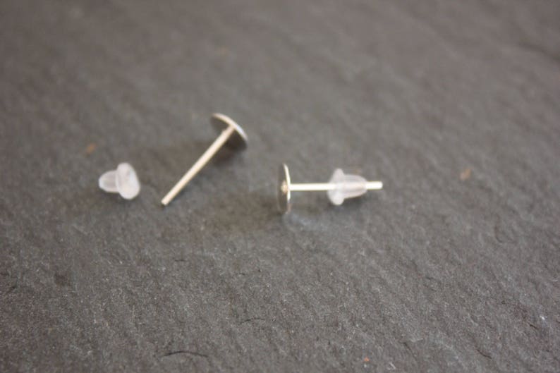 Lot 50 supports de boucles d'oreille puce 12x6 mm en métal argenté et leur embout image 2