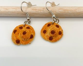 Boucles d'oreille pendantes pains aux raisins en pâte polymère