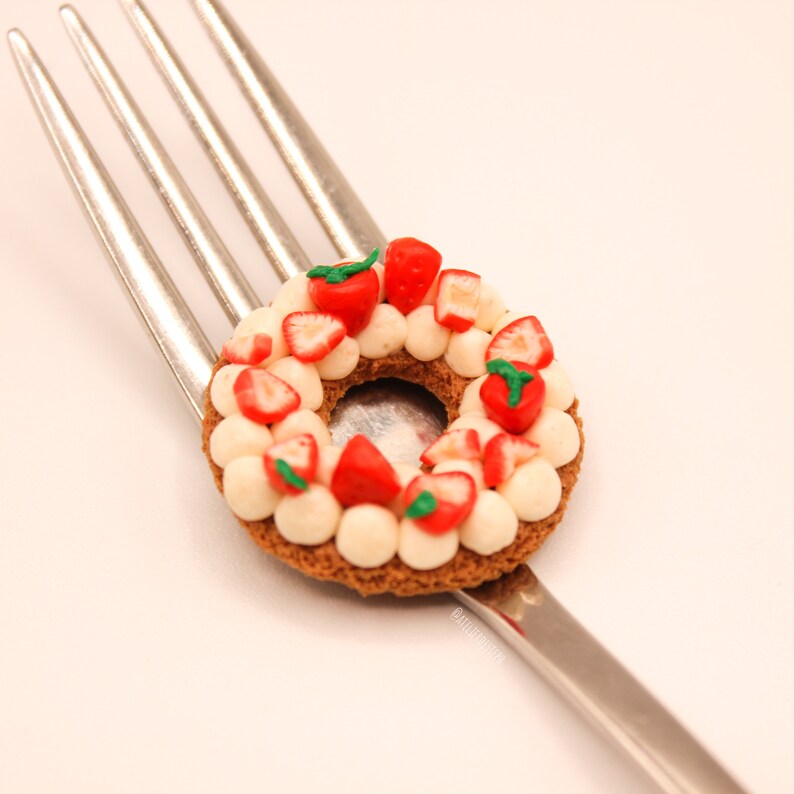 Fraisier chantilly vanille et fraises fraiches en couronne miniature en pâte polymère, miniature 1:12ème image 2