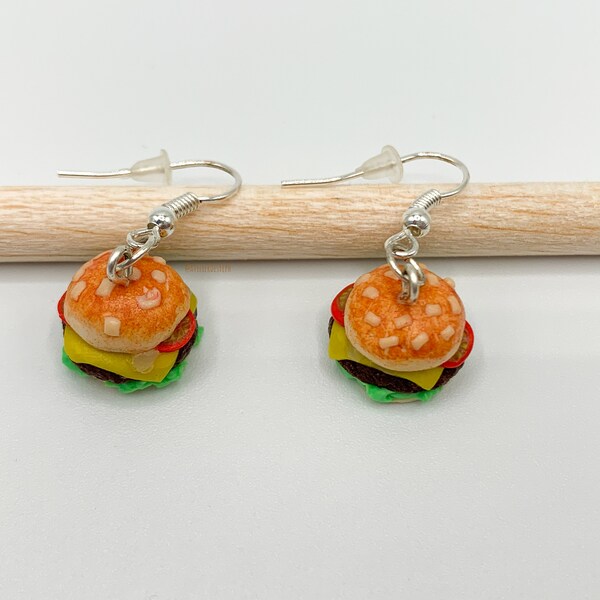 boucles d'oreille pendantes hamburger/ cheeseburger en fimo, crochets en métal argenté