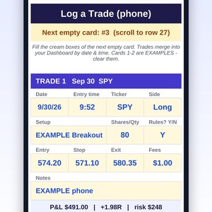 Op de afbeelding: Een smartphonescherm met de interface van de Trading Journal Pro-app. Het scherm toont een Log a Trade-formulier met velden voor datum, instaptijd, ticker, zijde, setup, aantal aandelen, regels en P&L-gegevens voor SPY en NVDA.