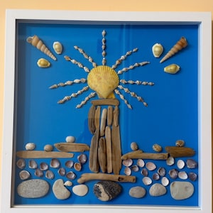 Quadro em mosaico com moldura representando praia: Arte em madeira flutuante com farol, 32 x 32 cm, decoração de parede costeira azul.