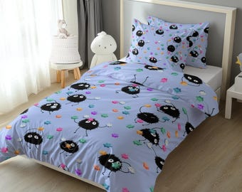 Può includere: Un copripiumino e una federa abbinata di colore azzurro con un motivo ripetuto di piccoli esseri neri e pelosi che tengono in mano caramelle colorate a forma di stella. Il set da letto copre una struttura con testiera bianca.
