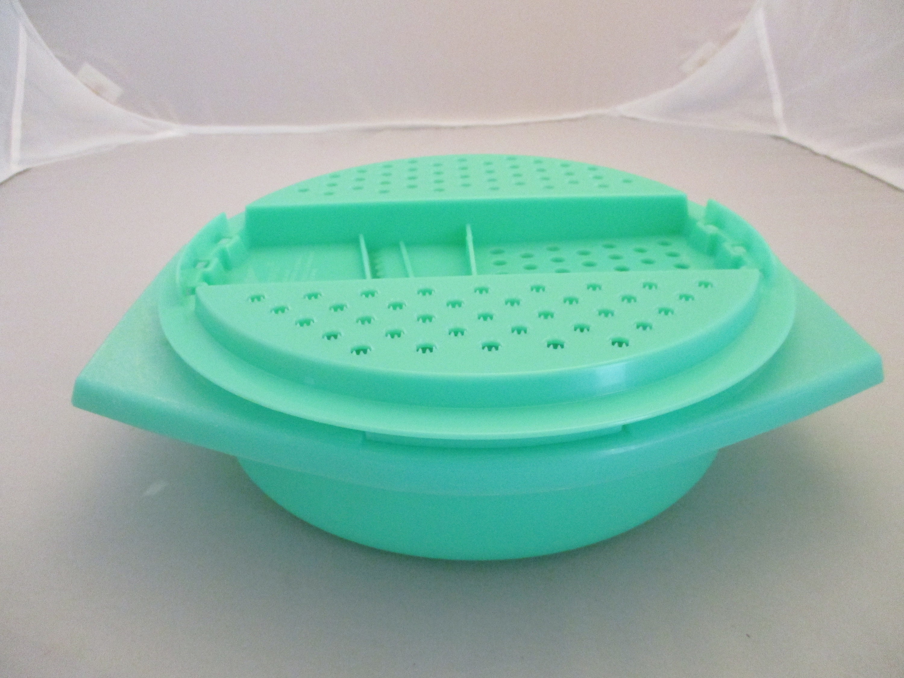 Tupperware Green Cheese Grater Slicer with Bowl 787-6 and 786-7 Vintage