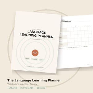 Puede incluir: Un planificador de aprendizaje de idiomas con una cubierta blanca que presenta el texto Paper & Pine Studio, Language Learning Planner, Vocabulary, practice, fluency y un círculo naranja central con P&P. Incluye una página de seguimiento.