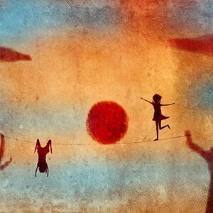 Puede incluir: Una pintura surrealista de una niña caminando sobre una cuerda floja entre dos grandes figuras sombrías. La niña está silueteada contra un sol rojo, mientras que las figuras son oscuras y amenazantes. La pintura es un estudio de contrastes, con los elementos claros y oscuros creando una sensación de tensión y misterio.