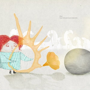 Puede incluir: Una persona pelirroja toca un arpa con un gran objeto amarillo con forma de mano en el fondo. El arpa está hecha de madera y tiene una cuerda azul claro. La persona lleva una camisa azul claro y zapatos oscuros. Un gran objeto redondo gris se encuentra en primer plano.