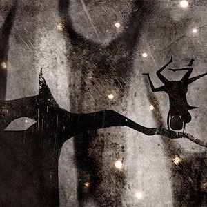 Puede incluir: Una ilustración en blanco y negro de una persona colgada boca abajo de una rama de árbol. El fondo es gris oscuro con puntos blancos.