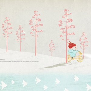 Puede incluir: Una persona pelirroja monta en bicicleta por un paisaje nevado con árboles rosas y pájaros blancos. El texto "Pudo ir a pie!" está escrito en la esquina inferior izquierda de la imagen. El texto "Pero, yo me encontraba de gira, y por si no te lo habías dado cuenta, hay otra vida hasta que me encuentres." está escrito debajo del texto "Pudo ir a pie!" La imagen es una ilustración caprichosa con un fondo azul claro.