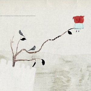 Puede incluir: Una figura de papel roja y azul se sienta en una rama de un árbol hecho de papel. La rama está hecha de recortes de periódicos y se extiende hacia la derecha. Tres pequeños pájaros negros están posados en la rama. El fondo es de color beige claro.