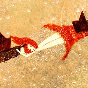 Puede incluir: Dos mujeres con cabello rojo están acostadas de espaldas sobre una superficie marrón claro con motas blancas. La mujer de la izquierda lleva un vestido marrón y sostiene un paraguas negro. La mujer de la derecha lleva un vestido rojo y sostiene un paraguas negro.