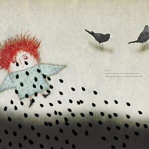 Puede incluir: Una figura de pelo rojo con un vestido azul estampado está llorando, y formas negras en forma de lágrima caen de sus ojos. Dos pájaros negros vuelan en el fondo. El texto "Cherie,  L'idée ne s'évanouira jamais,  La mort l'ignore,  Elle ne délaisse jamais son amour." está escrito en la esquina inferior derecha.