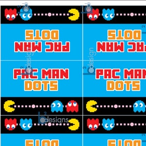 Puede incluir: Etiquetas de regalo de fiesta de Pac-Man imprimibles con fondo azul, texto amarillo y naranja y un personaje de Pac-Man en blanco y negro con fantasmas. El texto dice "5100 Pac-Man Dots".