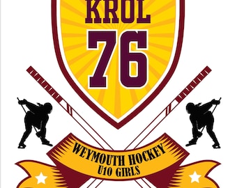 Pode incluir: Um brasão de equipe de hóquei amarelo e marrom com o nome "KROL" e o número "76" em forma de escudo. O brasão é cercado por dois tacos de hóquei cruzados com uma faixa de fita amarela e marrom que diz "WEYMOUTH HOCKEY U10 GIRLS". Abaixo do brasão há um disco de hóquei preto e o texto "NEW ENGLAND BAY STATE TOURNAMENT FEBRUARY 28-MARCH 1,2020 DOVER, NEW HAMPSHIRE".