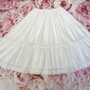 Neue färbbare Vintage Art 100% weiße Baumwolle Petticoat Lochstickerei Größen 6-22 erhältlich Braut, Brautjungfer, Steampunk, Goth, Rockabilly Bild 1