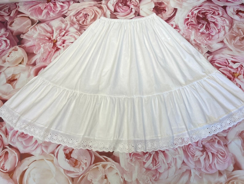 Neue färbbare Vintage Art 100% weiße Baumwolle Petticoat Lochstickerei Größen 6-22 erhältlich Braut, Brautjungfer, Steampunk, Goth, Rockabilly Bild 1