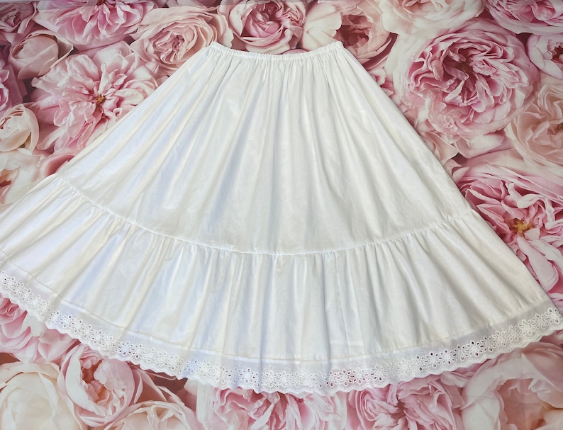 Neue färbbare Vintage Art 100% weiße Baumwolle Petticoat Lochstickerei Größen 6-22 erhältlich Braut, Brautjungfer, Steampunk, Goth, Rockabilly Bild 3