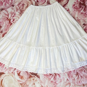 Neue färbbare Vintage Art 100% weiße Baumwolle Petticoat Lochstickerei Größen 6-22 erhältlich Braut, Brautjungfer, Steampunk, Goth, Rockabilly Bild 2