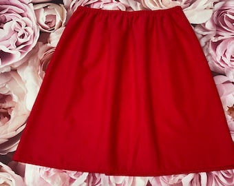 Winter-Petticoat aus Flanell-Baumwolle in lebhaftem Rot, Größen 8–18, Längen 35,6–55,9 cm.