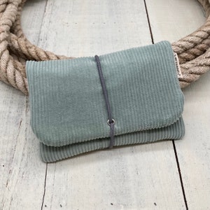 Könnte beinhalten: Eine hellblaue Cordtasche mit einem grauen Kordelzugverschluss und einem kleinen silbernen Öse. Die Tasche hat den Text "JEPPETS.DE" auf der Seite aufgedruckt.
